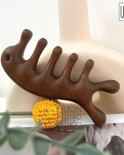 Lược Gỗ Đàn Hương Cá Heo MAKYN